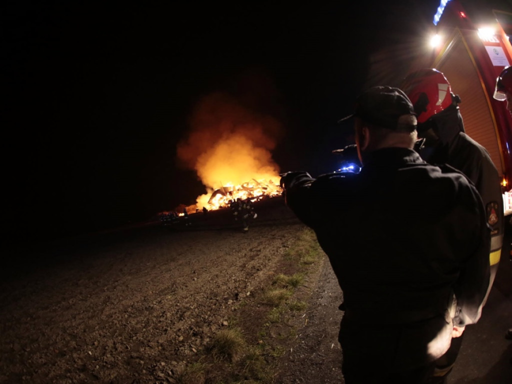 Konstrukcja wiaty się zapadła. Strażaków czeka ciężka walka z żywiołem. Starty są ogromne