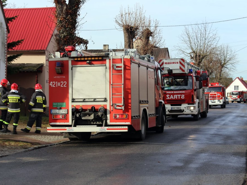 Dzięki szybkiej reakcji strażaków ogień nie przeniósł się na drewnianą konstrukcję budynku