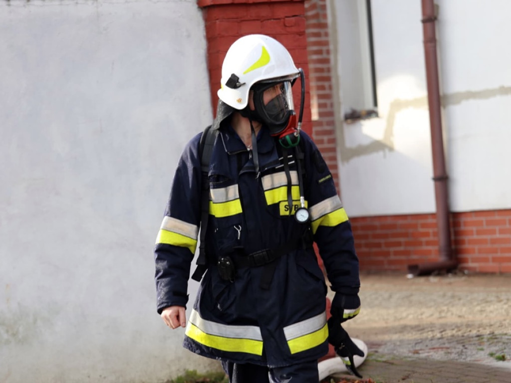 Dzięki szybkiej reakcji strażaków ogień nie przeniósł się na drewnianą konstrukcję budynku