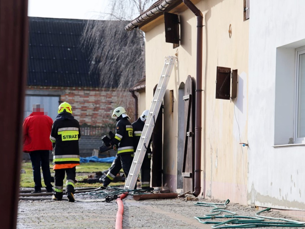 Dzięki szybkiej reakcji strażaków ogień nie przeniósł się na drewnianą konstrukcję budynku