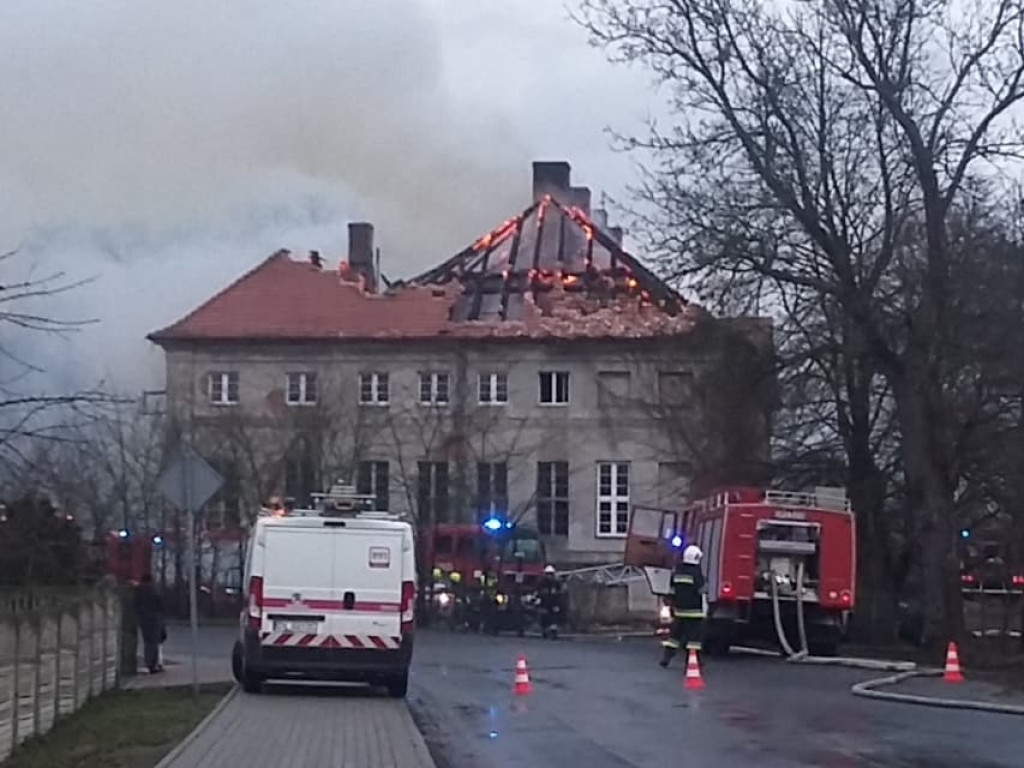 Straty są ogromne! Szacowane w milionach. Pałac w Sieroszowicach poważnie uszkodzony [ZDJĘCIA]