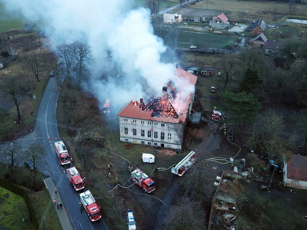 Straty są ogromne! Szacowane w milionach. Pałac w Sieroszowicach poważnie uszkodzony [ZDJĘCIA]