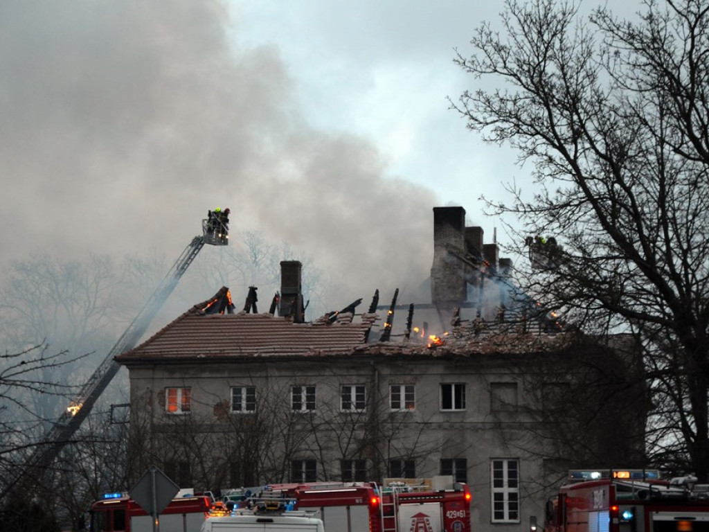Straty są ogromne! Szacowane w milionach. Pałac w Sieroszowicach poważnie uszkodzony [ZDJĘCIA]