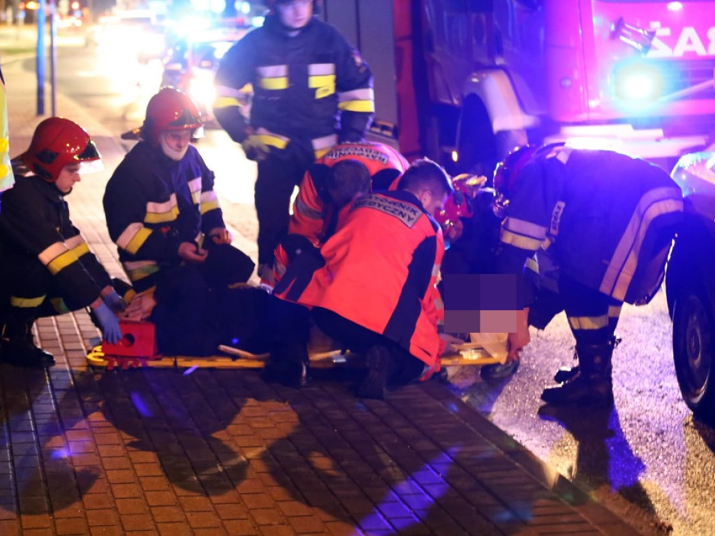 Potrącenie na przejściu dla pieszych na ulicy Wojska Polskiego! Starsza kobieta pod kołami audi