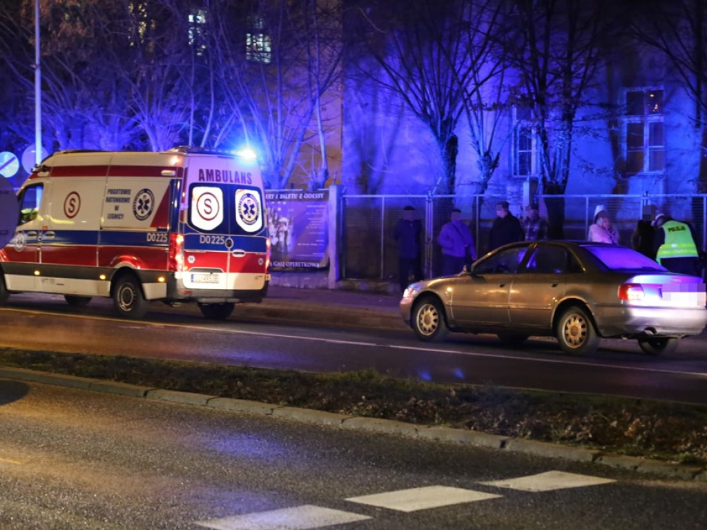 Potrącenie na przejściu dla pieszych na ulicy Wojska Polskiego! Starsza kobieta pod kołami audi
