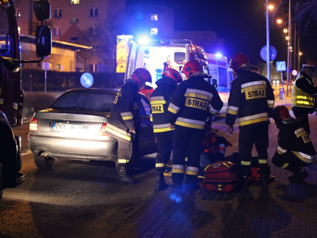 Potrącenie na przejściu dla pieszych na ulicy Wojska Polskiego! Starsza kobieta pod kołami audi