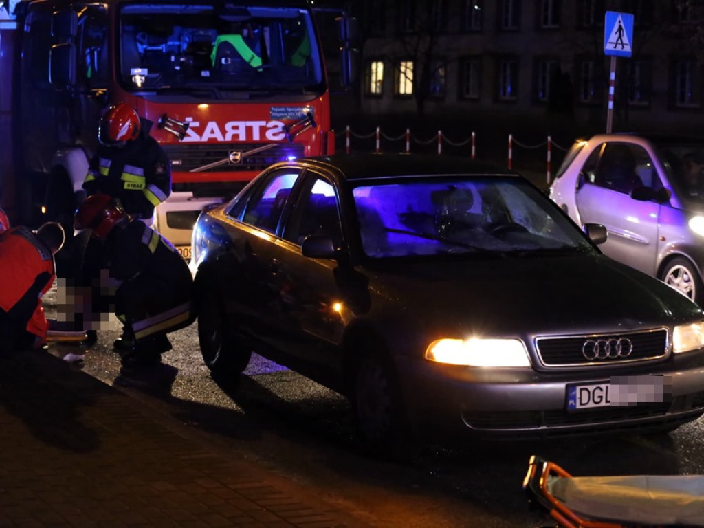 Potrącenie na przejściu dla pieszych na ulicy Wojska Polskiego! Starsza kobieta pod kołami audi