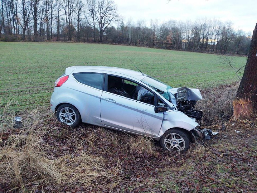 Wypadek koło Obiszowa. Kierowca wypadł z drogi i uderzył w drzewo