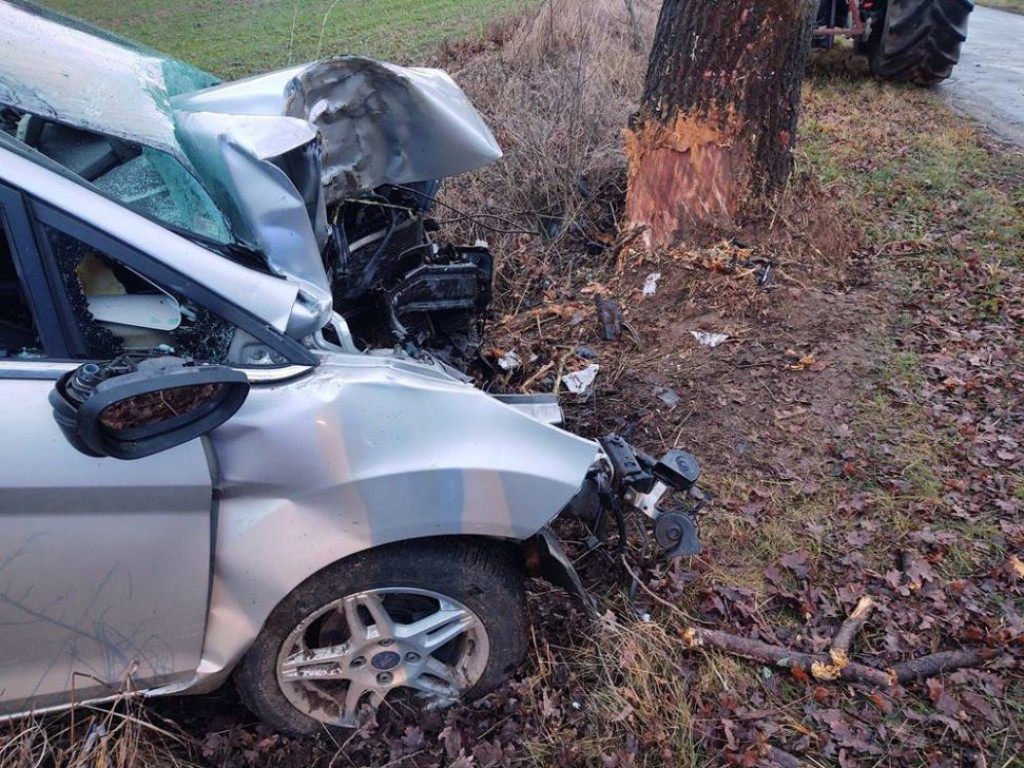 Wypadek koło Obiszowa. Kierowca wypadł z drogi i uderzył w drzewo