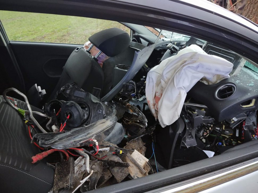 Wypadek koło Obiszowa. Kierowca wypadł z drogi i uderzył w drzewo