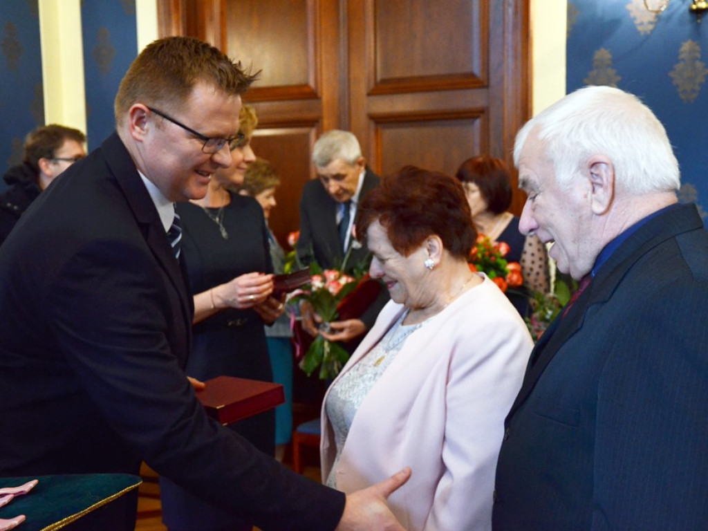 Były łzy szczęścia, bo są razem od 50 lat! Piękny jubileusz w głogowskim ratuszu