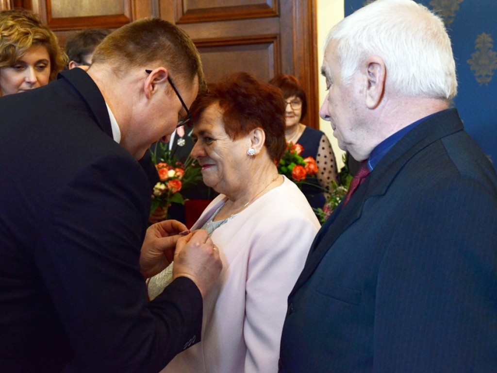 Były łzy szczęścia, bo są razem od 50 lat! Piękny jubileusz w głogowskim ratuszu