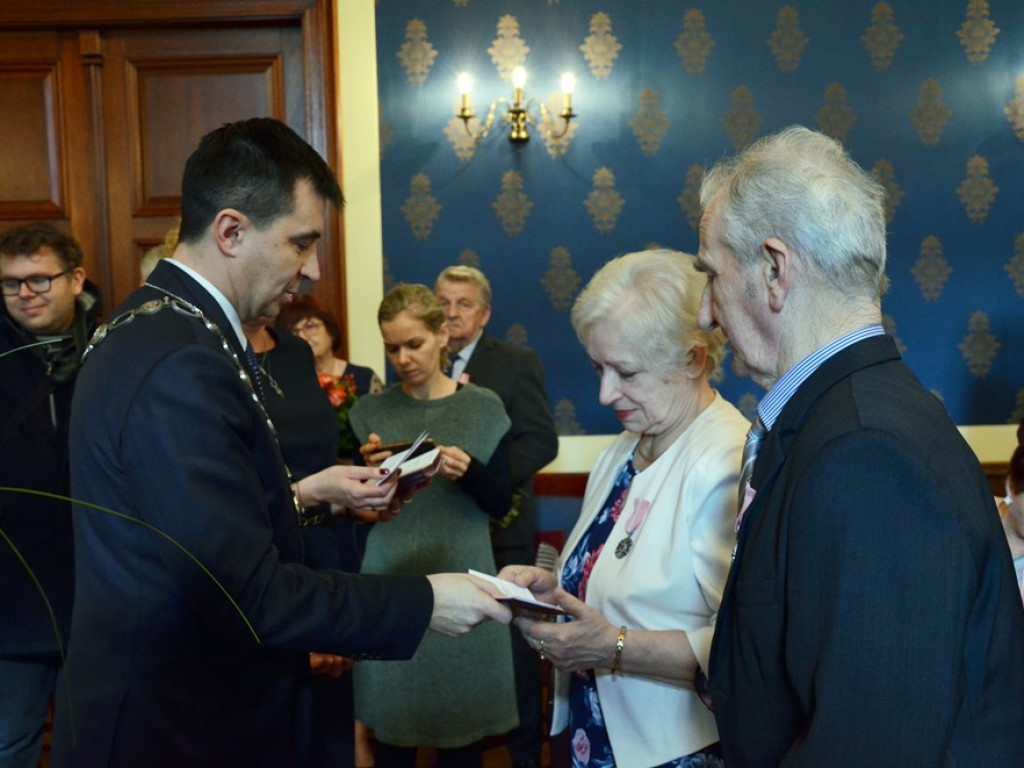 Były łzy szczęścia, bo są razem od 50 lat! Piękny jubileusz w głogowskim ratuszu