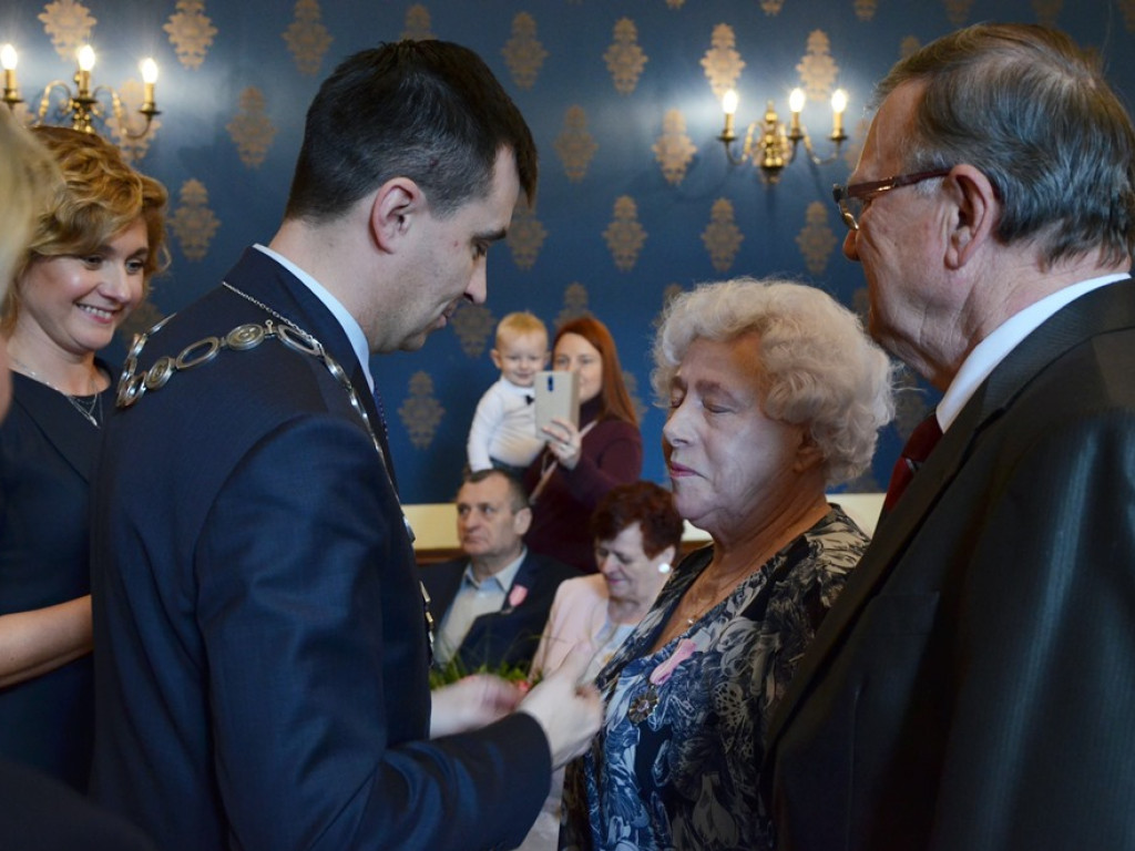 Były łzy szczęścia, bo są razem od 50 lat! Piękny jubileusz w głogowskim ratuszu