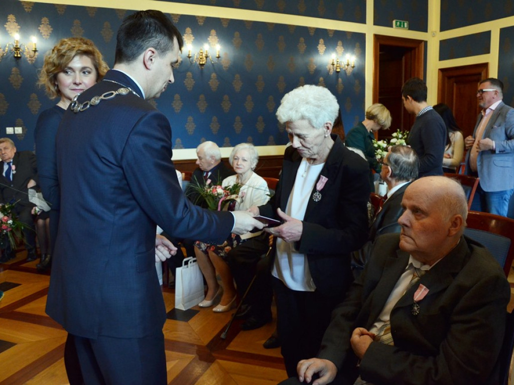 Były łzy szczęścia, bo są razem od 50 lat! Piękny jubileusz w głogowskim ratuszu