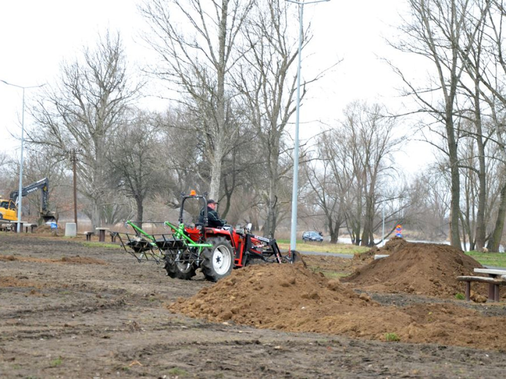 Dni Głogowa na Placu Festynowym. To dopiero w czerwcu, ale już trwają przygotowania terenu do tej imprezy
