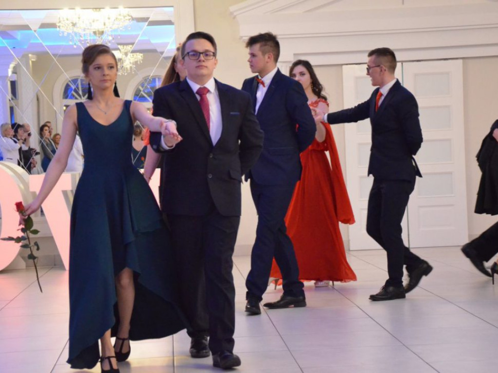 Kameralna studniówka kameralnej szkoły z klimatem. Tak się tej nocy bawi Przyrodnicza!