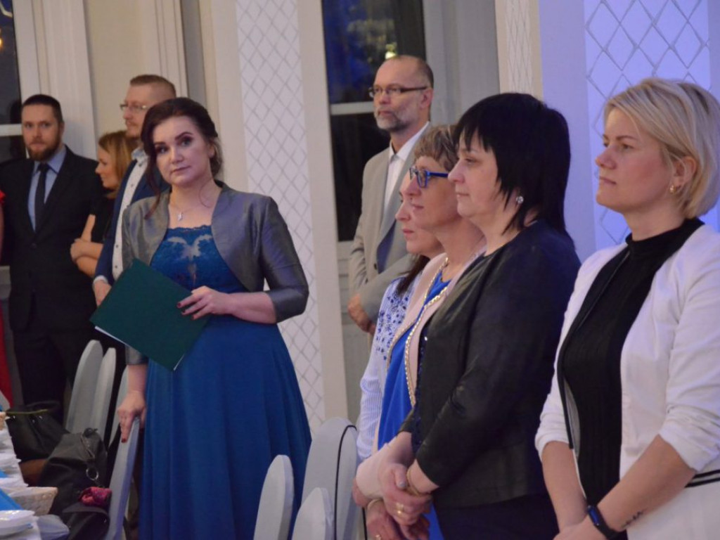 Kameralna studniówka kameralnej szkoły z klimatem. Tak się tej nocy bawi Przyrodnicza!