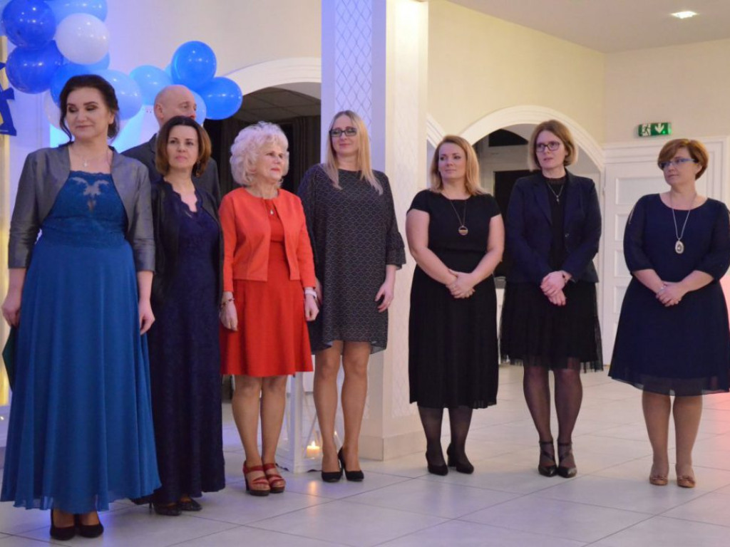 Kameralna studniówka kameralnej szkoły z klimatem. Tak się tej nocy bawi Przyrodnicza!