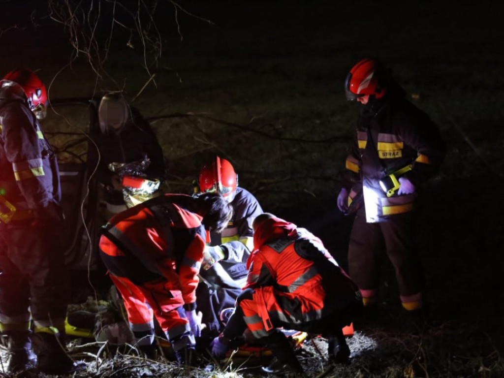 Poważny wypadek. Poszkodowane są trzy osoby. Samochód wyleciał z drogi i wbił się w drzewo