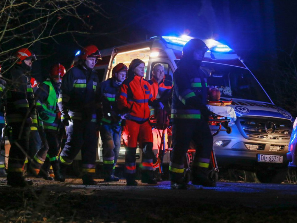 Poważny wypadek. Poszkodowane są trzy osoby. Samochód wyleciał z drogi i wbił się w drzewo