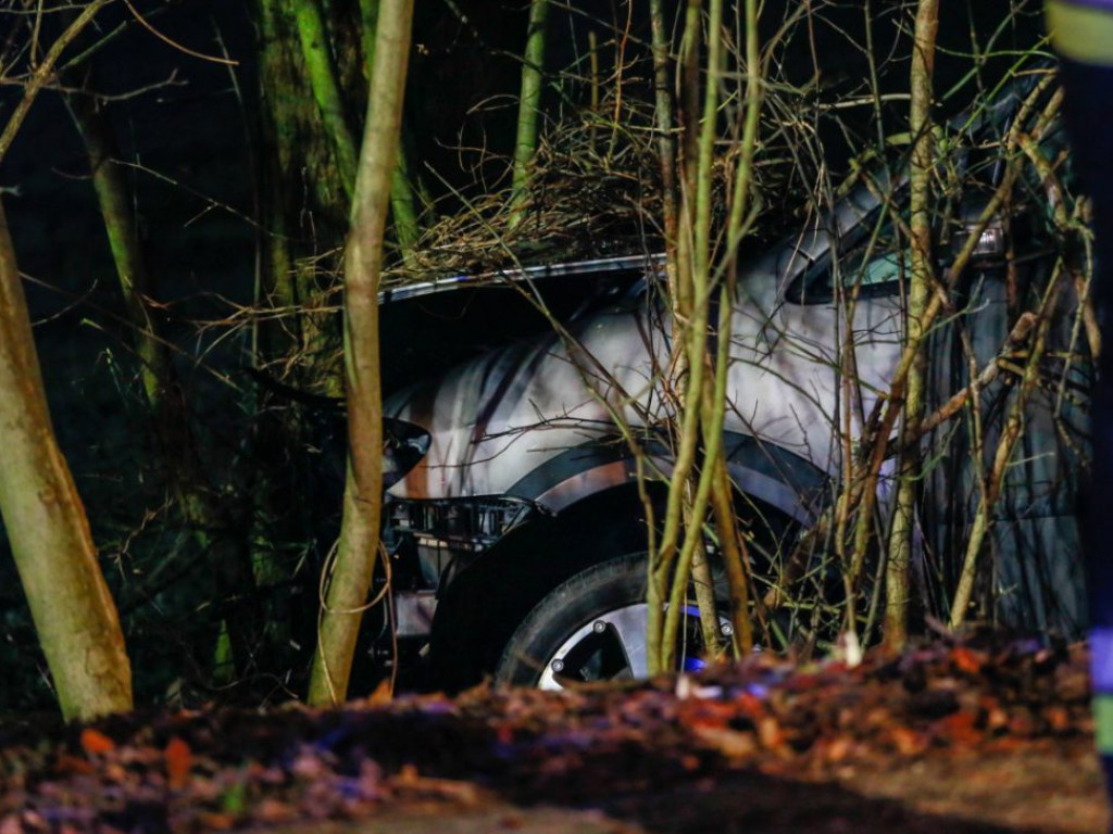 Poważny wypadek. Poszkodowane są trzy osoby. Samochód wyleciał z drogi i wbił się w drzewo