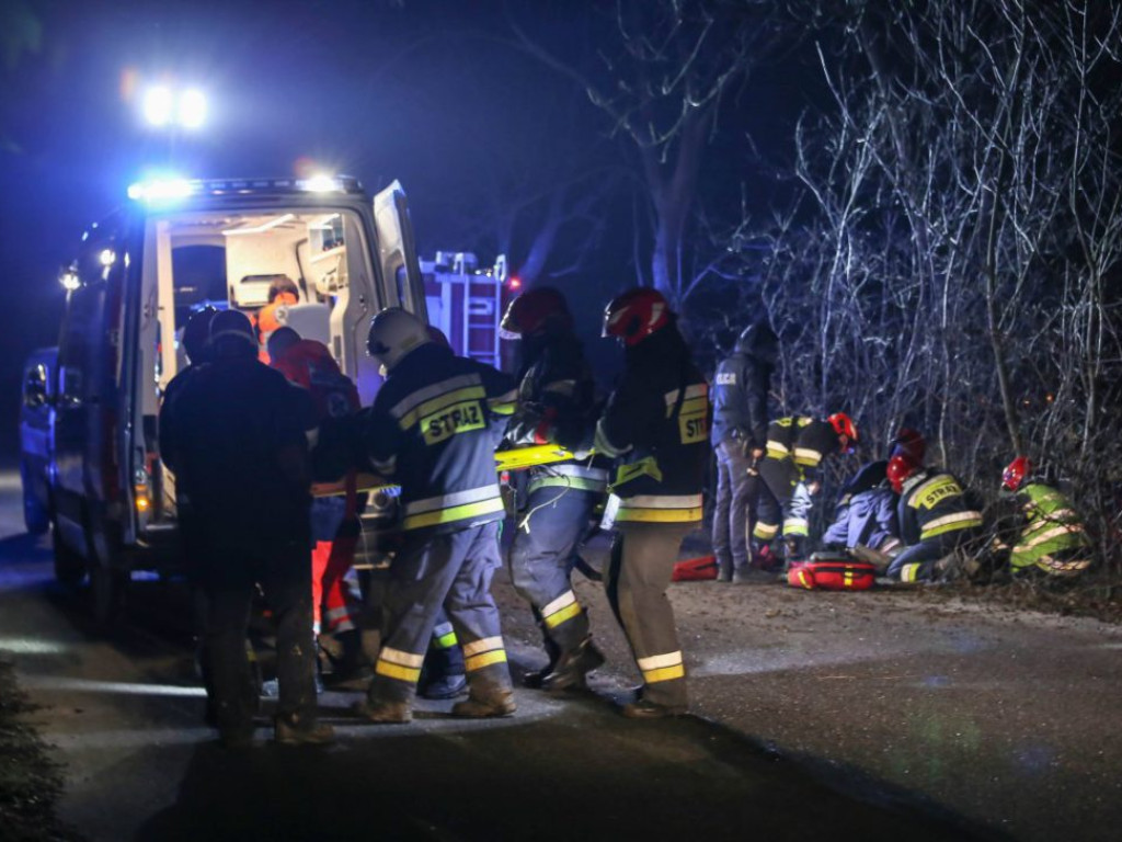 Poważny wypadek. Poszkodowane są trzy osoby. Samochód wyleciał z drogi i wbił się w drzewo