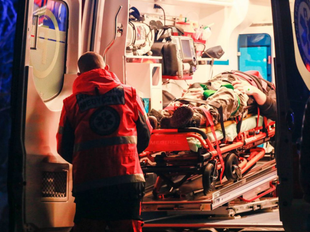Poważny wypadek. Poszkodowane są trzy osoby. Samochód wyleciał z drogi i wbił się w drzewo