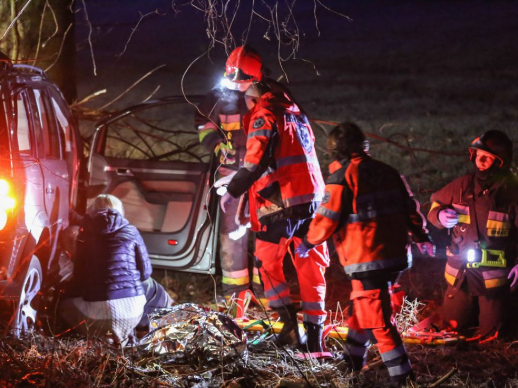 Poważny wypadek. Poszkodowane są trzy osoby. Samochód wyleciał z drogi i wbił się w drzewo