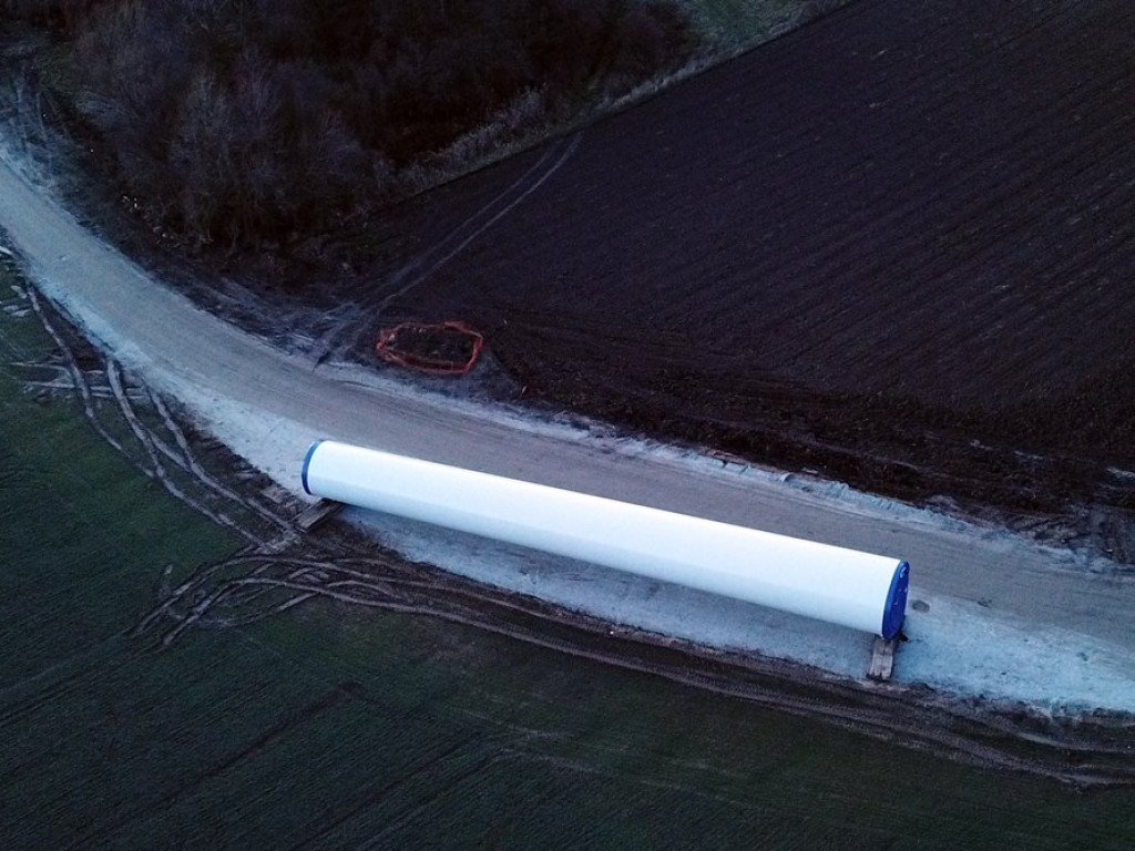 Montują wielkie turbiny koło Żukowic. To robi wrażenie! [ZDJĘCIA Z LOTU PTAKA]