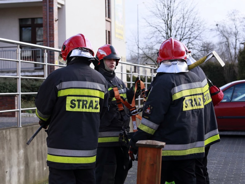 Wiatr uszkodził blachę na budynku Cichych Pracowników Krzyża w Głogowie. Akcja strażaków