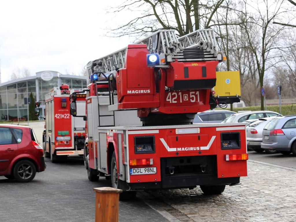 Wiatr uszkodził blachę na budynku Cichych Pracowników Krzyża w Głogowie. Akcja strażaków