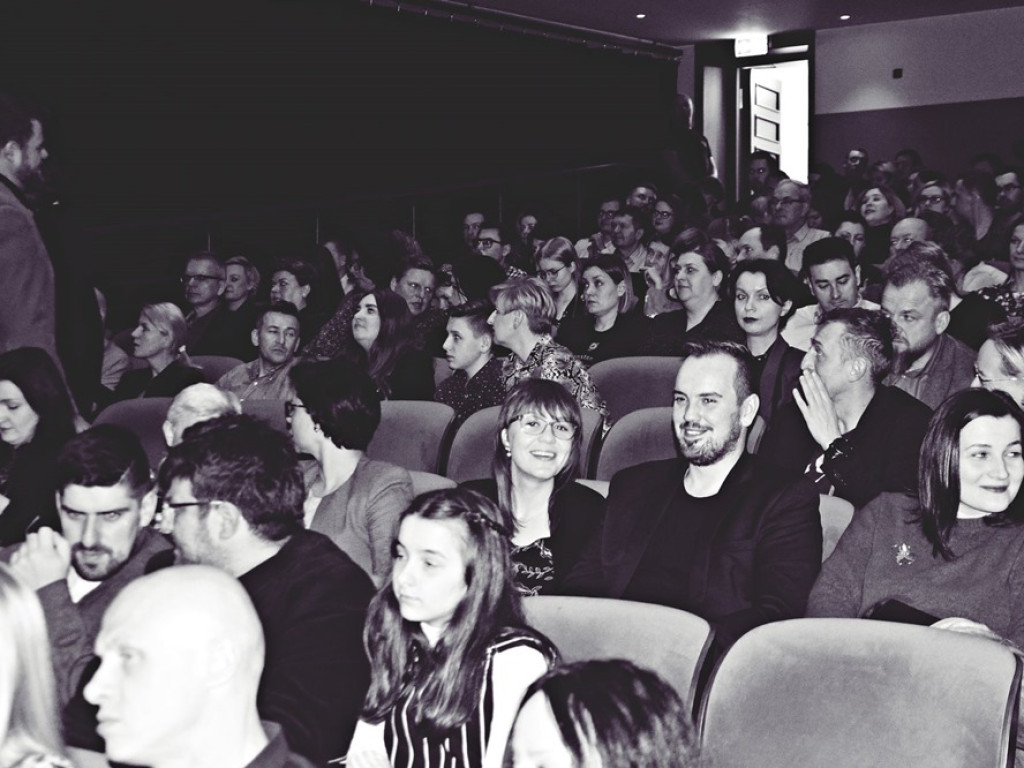 Subtelny klimat w głogowskim teatrze. Wieczór walentynkowy z Mikromusic