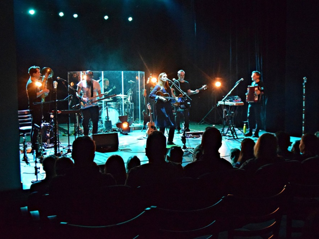 Subtelny klimat w głogowskim teatrze. Wieczór walentynkowy z Mikromusic