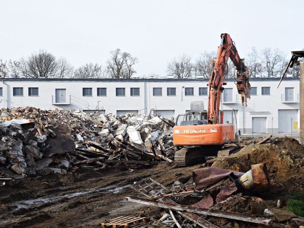 Koparki i ciężki sprzęt. Trwa wyburzenie starych budynków pod kolejny blok TBS