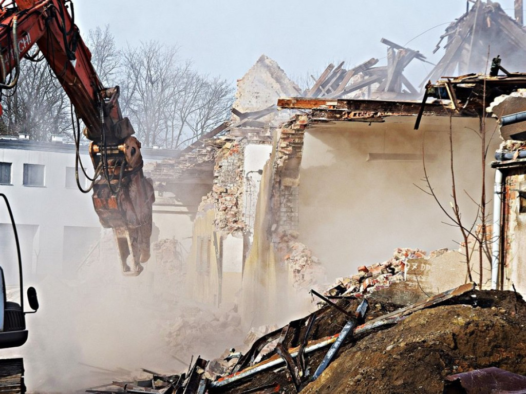 Koparki i ciężki sprzęt. Trwa wyburzenie starych budynków pod kolejny blok TBS
