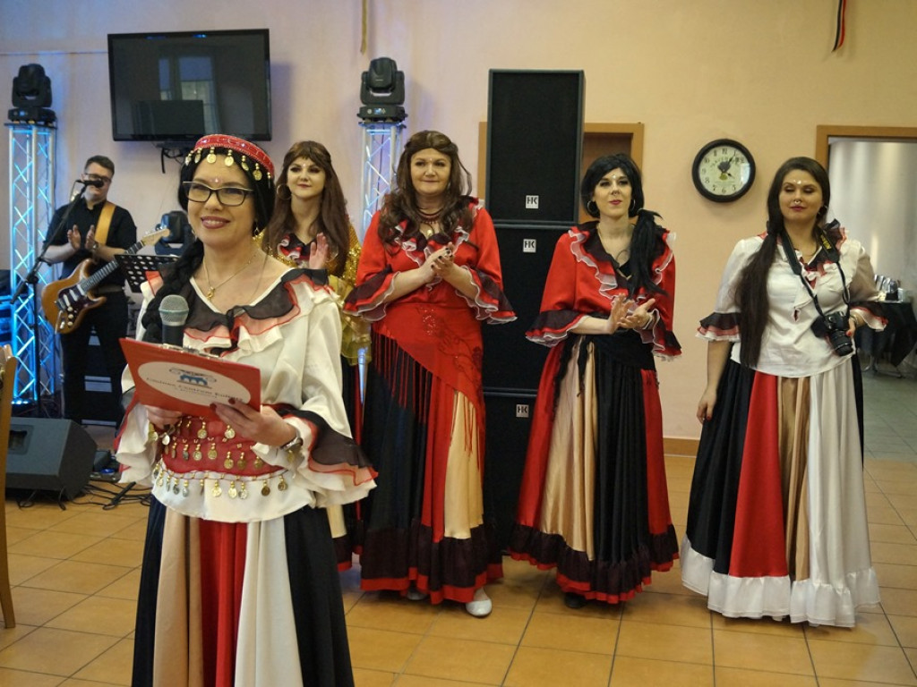 Cygańskie nuty w Kurowicach. Seniorzy świetnie się bawili podczas balu