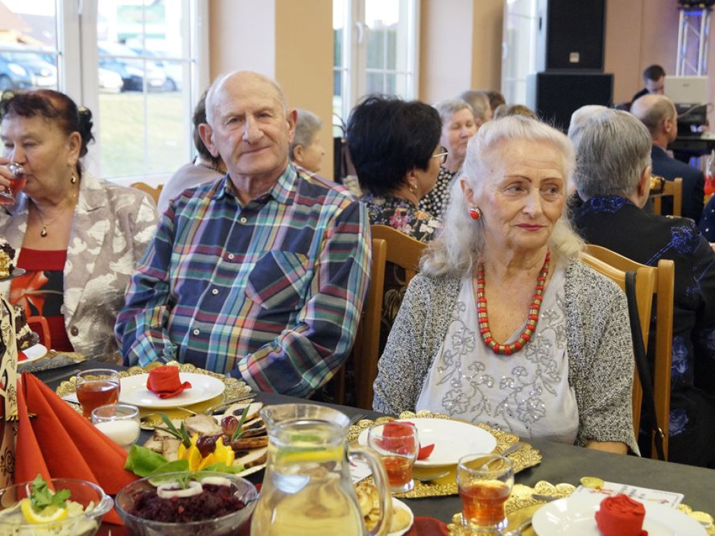 Cygańskie nuty w Kurowicach. Seniorzy świetnie się bawili podczas balu