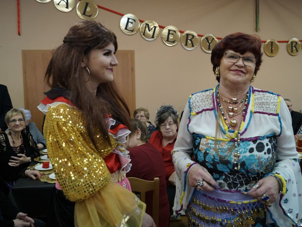 Cygańskie nuty w Kurowicach. Seniorzy świetnie się bawili podczas balu