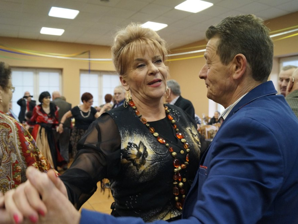 Cygańskie nuty w Kurowicach. Seniorzy świetnie się bawili podczas balu