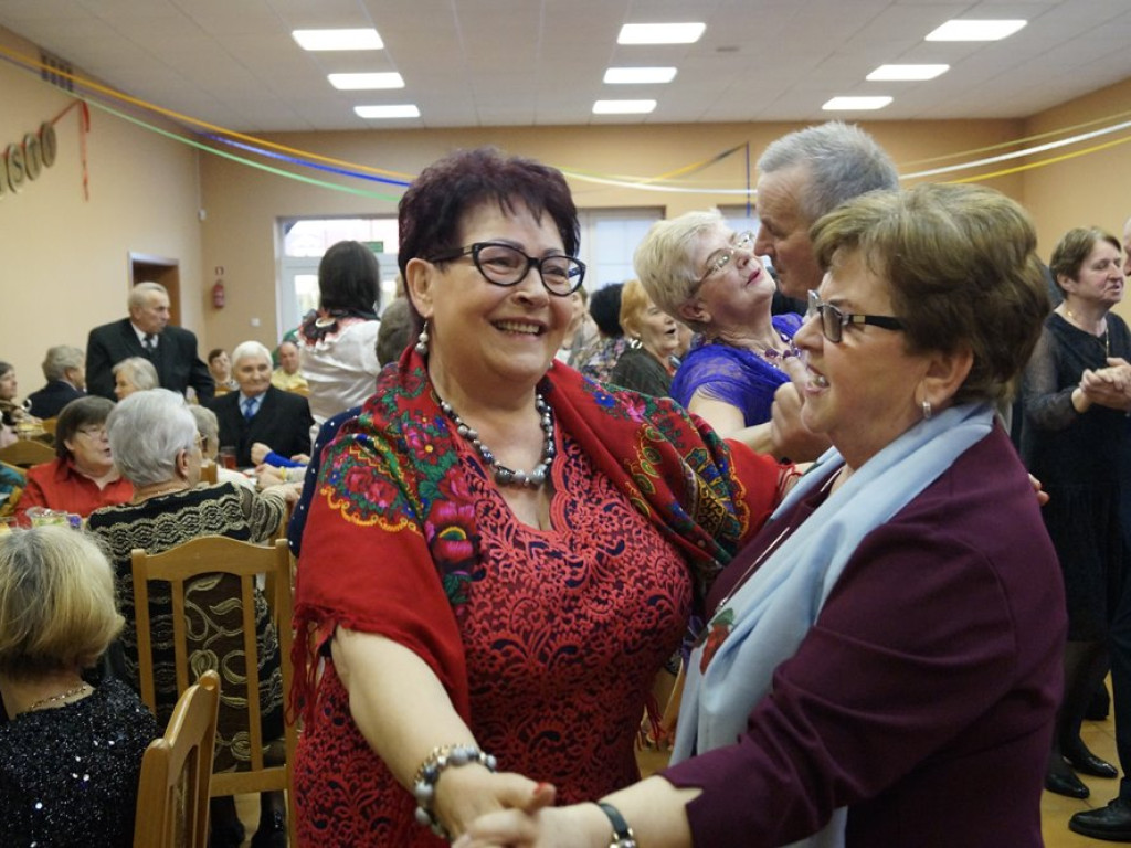 Cygańskie nuty w Kurowicach. Seniorzy świetnie się bawili podczas balu