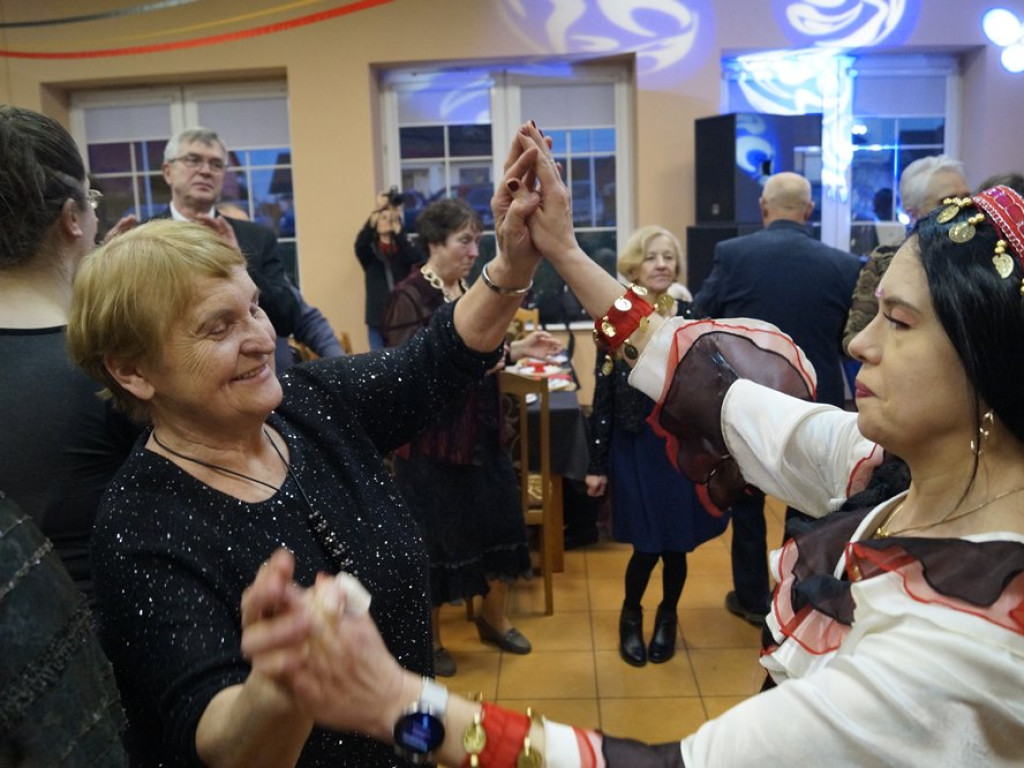 Cygańskie nuty w Kurowicach. Seniorzy świetnie się bawili podczas balu