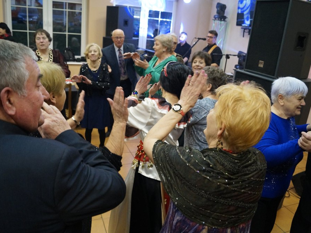 Cygańskie nuty w Kurowicach. Seniorzy świetnie się bawili podczas balu