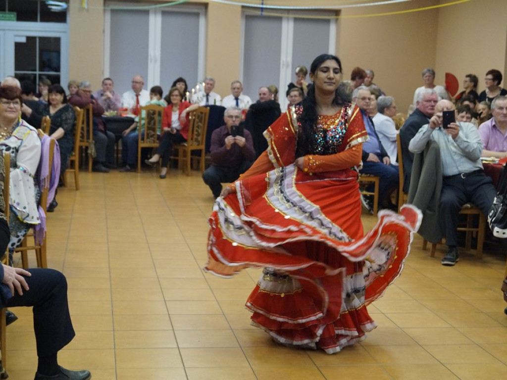 Cygańskie nuty w Kurowicach. Seniorzy świetnie się bawili podczas balu
