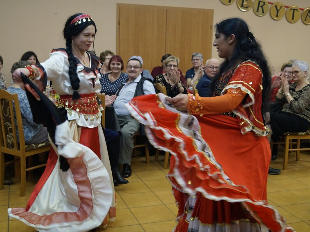 Cygańskie nuty w Kurowicach. Seniorzy świetnie się bawili podczas balu