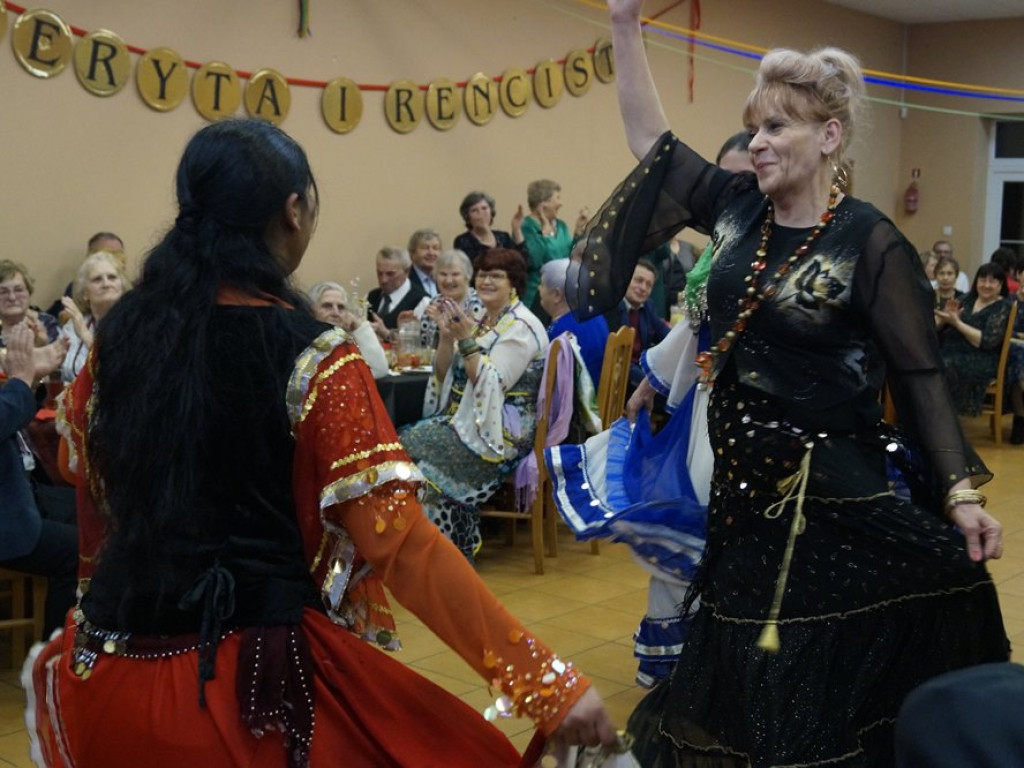 Cygańskie nuty w Kurowicach. Seniorzy świetnie się bawili podczas balu