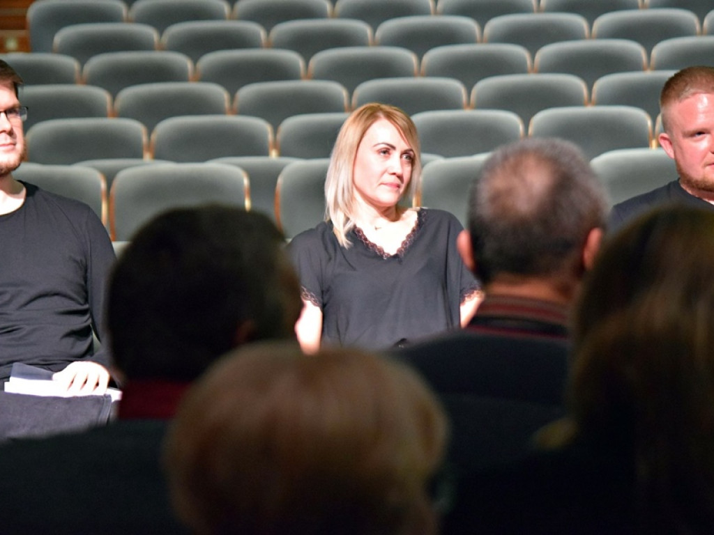 Nowa forma teatralna głogowskich aktorów. Na scenie czytali dramat 
