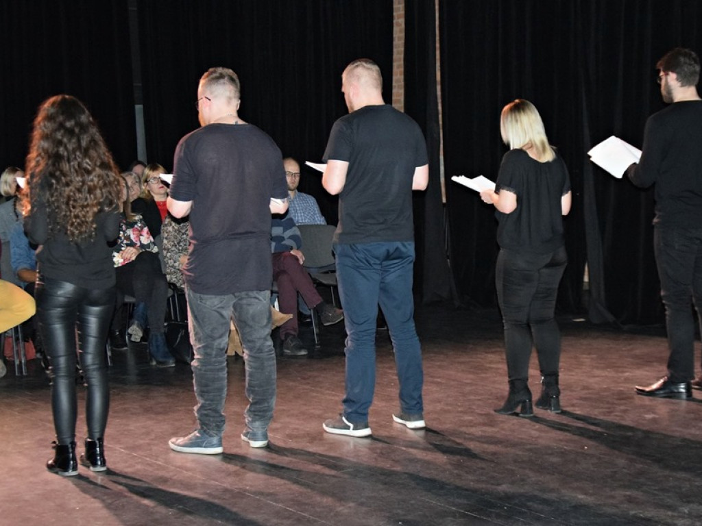 Nowa forma teatralna głogowskich aktorów. Na scenie czytali dramat 