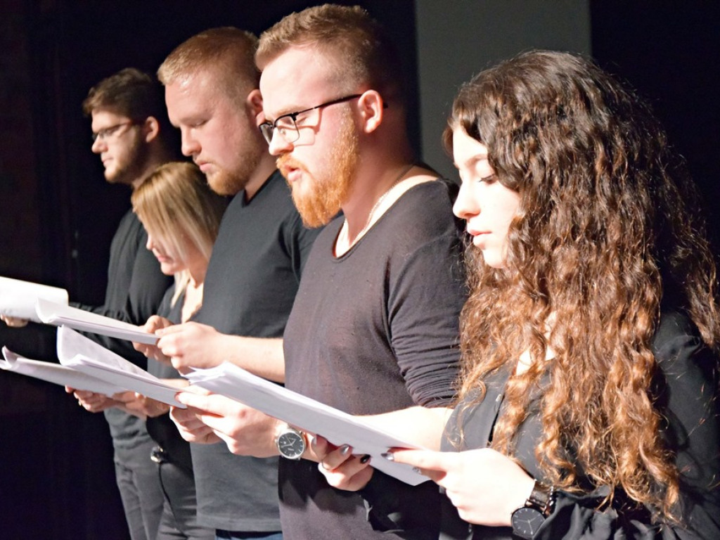 Nowa forma teatralna głogowskich aktorów. Na scenie czytali dramat 