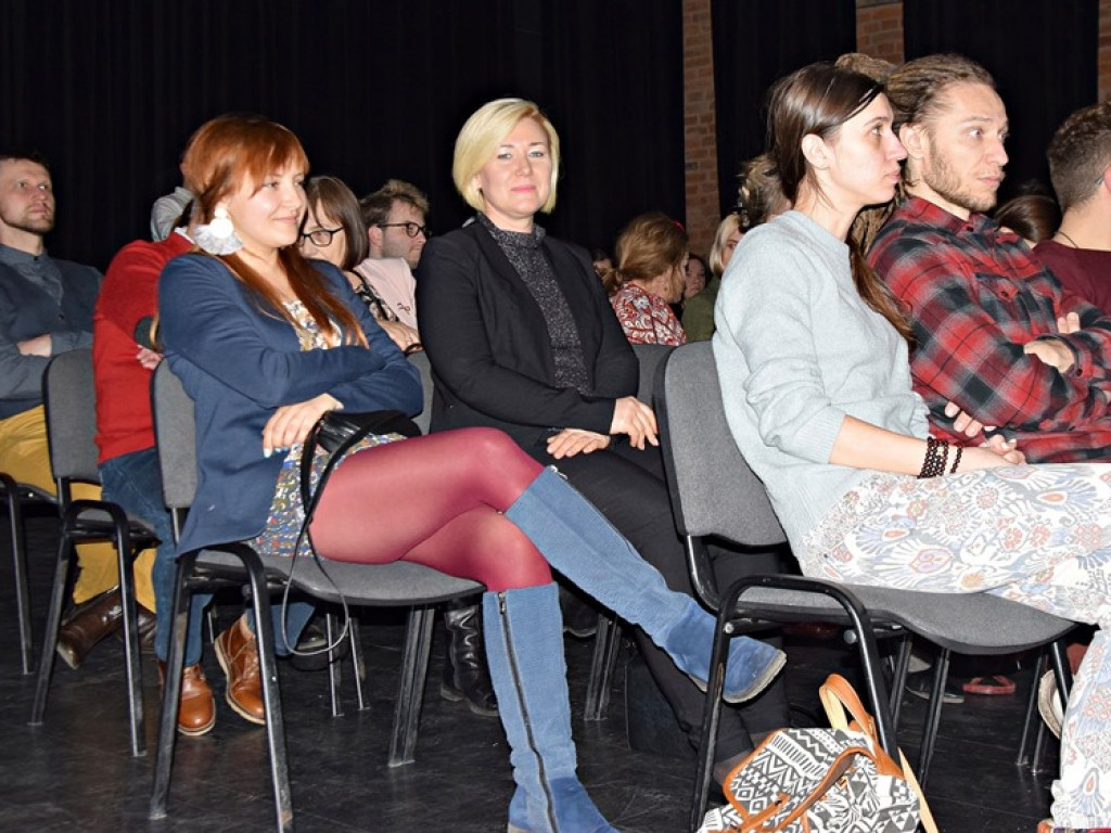 Nowa forma teatralna głogowskich aktorów. Na scenie czytali dramat 